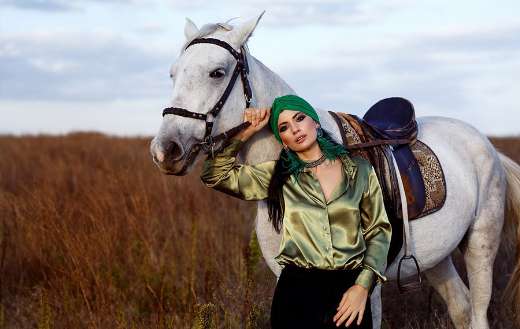 Turban glamour beauty horse online