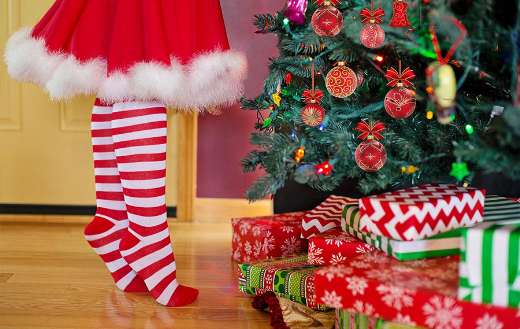 Decorating christmas tree