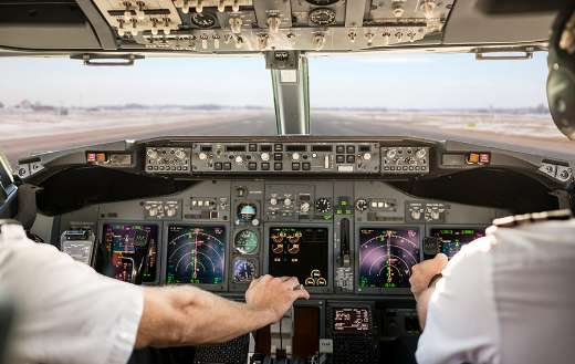 Captain pulling an aircraft throttle online