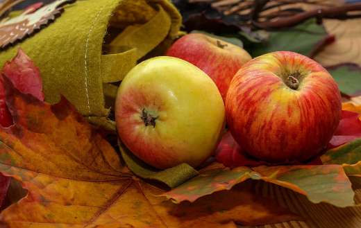 Healthy eating three apples