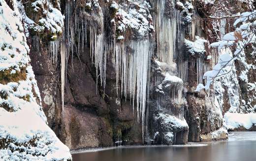 Bach icicle frozen